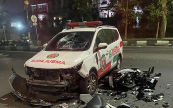 Diduga Tak Konsentrasi, Mahasiswa Tabrak Ambulans di Depan IGD RSSA 