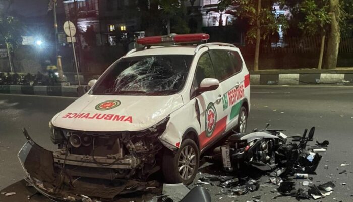 Diduga Tak Konsentrasi, Mahasiswa Tabrak Ambulans di Depan IGD RSSA 